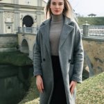 Mała sylwetka, wielki efekt: płaszcze i kurtki, które wysmuklają drobną figurę