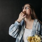 Wieczory bez podjadania: 7 sposobów, by uciszyć głód emocjonalny i jeść świadomie