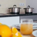 Która da więcej z owoców: sokowirówka czy wyciskarka wolnoobrotowa?