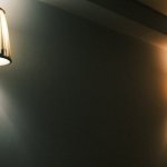 Ścienny kinkiet, wielki klimat: jak uzyskać nastrojowe światło w Twoim wnętrzu