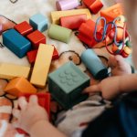 Paluszki, które uczą mówić: zabawy wspierające rozwój mowy malucha