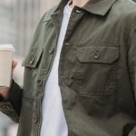 Stylowy most między porami roku: kurtka koszulowa w roli głównej